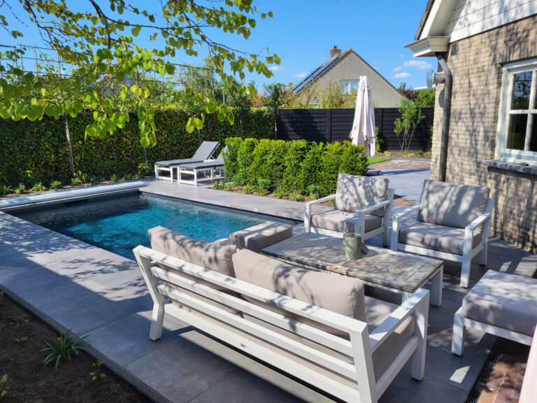 Moderne tuin met zwembad en groen